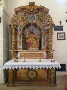 Imagen de la mesa de la iglesia y la estatua del altar de la iglesia de Villacil, La Sobarriba