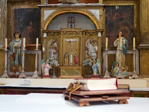 Imagen de las estatuas, cuadros y decoración del altar iglesia de Villacil, La Sobarriba