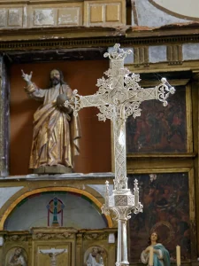 Imagen que muestra el altar y la decoración eclesiástica existente en la iglesia Villacil, La Sobarriba