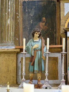 Fotografía del altar de la iglesia de Villacil, La Sobarriba con velas, cirios y cuadro