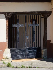 Pórtico con cruz de la iglesia de Carbajosa en La Sobarriba (León)
