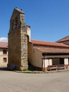 Iglesia parroquial de Carbajosa con su torre en La Sobarriba (León)