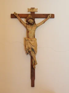 Talla de Cristo crucificado en la iglesia de Carbajosa en La Sobarriba (León)