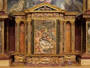 Retablo con relieve policromado en la iglesia de Carbajosa, La Sobarriba (León)
