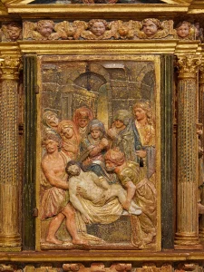 Relieve policromado del Descendimiento en la iglesia de Carbajosa, La Sobarriba (León)
