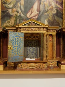 Retablo lateral con azulejos en la iglesia de Carbajosa, La Sobarriba (León)