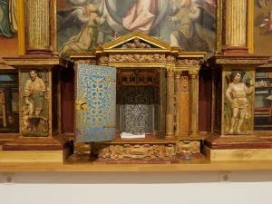Retablo con azulejería y pintura en la iglesia de Carbajosa, La Sobarriba (León)