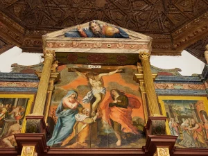Retablo con pintura de la Crucifixión en la iglesia de Carbajosa, La Sobarriba (León)