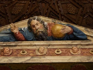 Talla de figura yacente en el frontón de un retablo en la iglesia de Carbajosa, La Sobarriba (León)