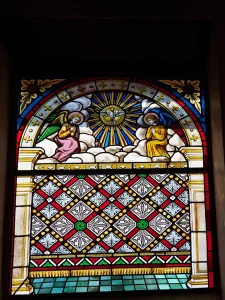 Vidriera de colores de la iglesia de Carbajosa, La Sobarriba (León)