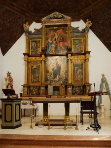 Altar mayor y retablo bajo la techumbre de madera en la iglesia de Carbajosa, La Sobarriba (León)