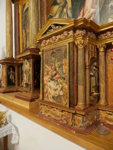 Retablo lateral policromado en la iglesia de Carbajosa, La Sobarriba (León)
