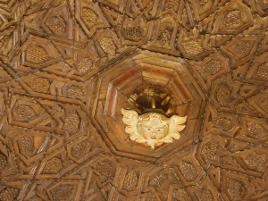 Detalle del artesonado mudéjar con ángel en la iglesia de Carbajosa, La Sobarriba (León)