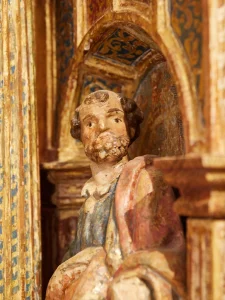 Talla policromada de un santo en un retablo de la iglesia de Carbajosa, La Sobarriba (León)