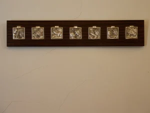 Serie de pequeñas placas enmarcadas en la iglesia de Carbajosa, La Sobarriba (León)
