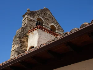 Espadaña con campanas de la iglesia de Carbajosa en La Sobarriba (León)