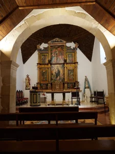 Interior con retablo y arco de la iglesia de Carbajosa en La Sobarriba (León)