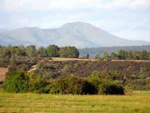 Sierra al fondo tras los campos en la Ruta B de La Sobarriba (León)