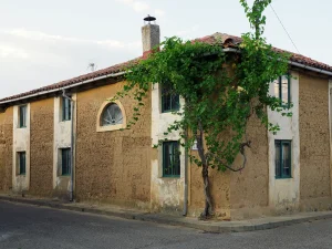 Casa de piedra con parra en la Ruta D de La Sobarriba (León)