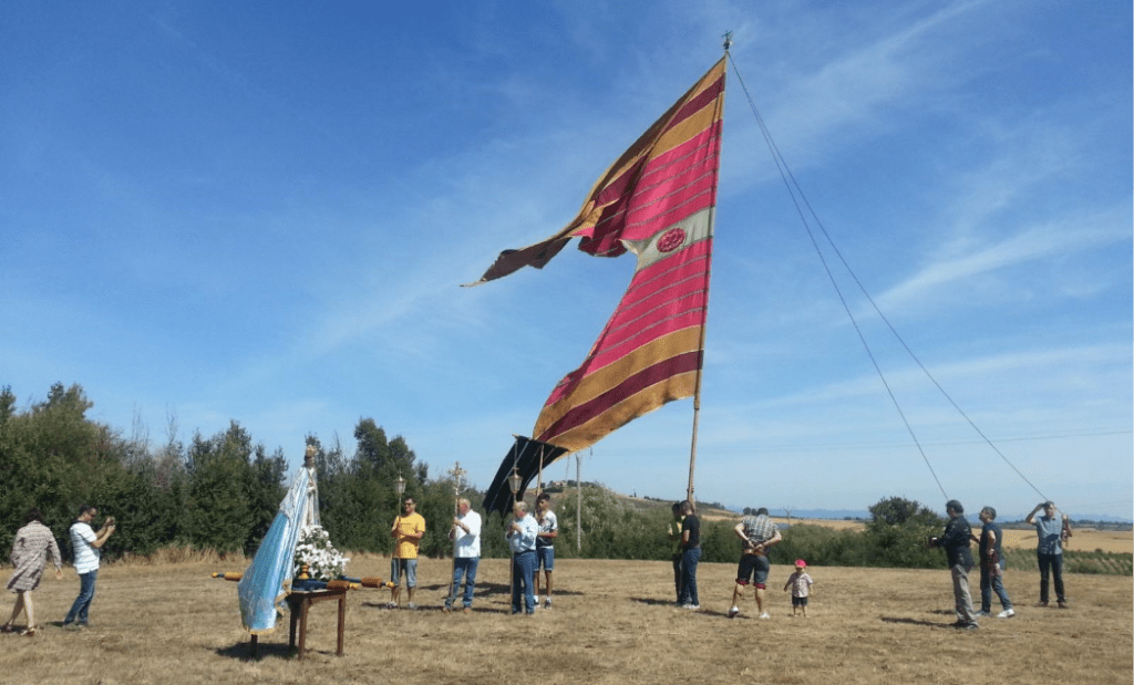 Vecinos izando un pendón leonés en La Sobarriba (León)