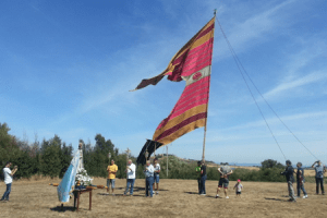Vecinos izando un pendón leonés en La Sobarriba (León)