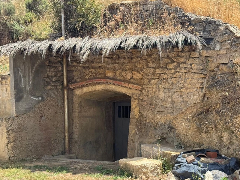 Fotografía de bodega de adobe en La Sobarriba, León, mostrando la ingeniería y el patrimonio rural histórico del pueblo