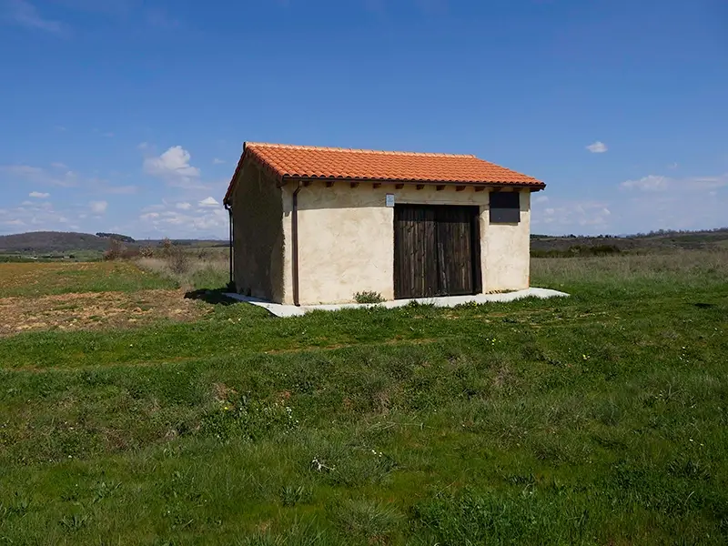Fotografía de casa de aperos en La Sobarriba, León, mostrando la ingeniería y el patrimonio rural histórico del pueblo