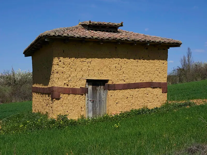 Fotografía de palormar de adobe en La Sobarriba, León, mostrando la ingeniería y el patrimonio rural histórico del pueblo