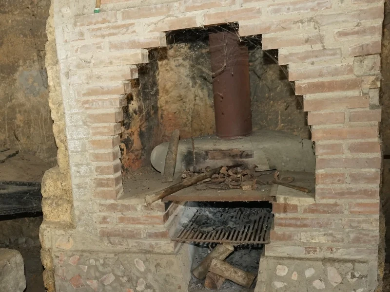 Fragua tradicional bajo arco de ladrillo en La Sobarriba (León)