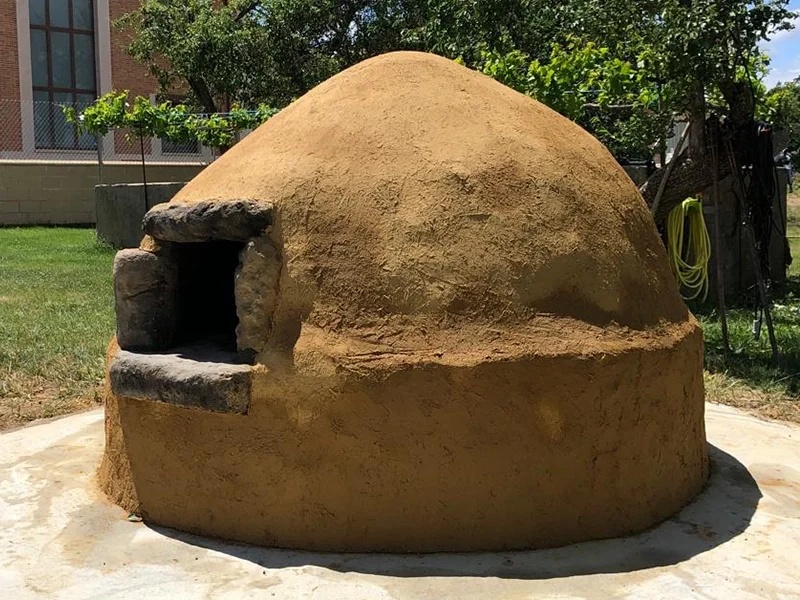 Horno de pan tradicional de adobe en La Sobarriba (León)