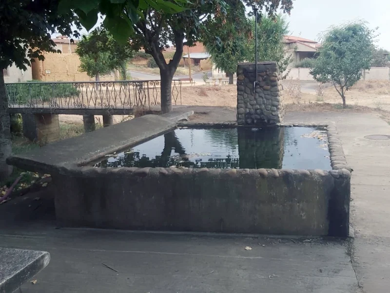 Lavadero tradicional con pilón de agua en La Sobarriba (León)