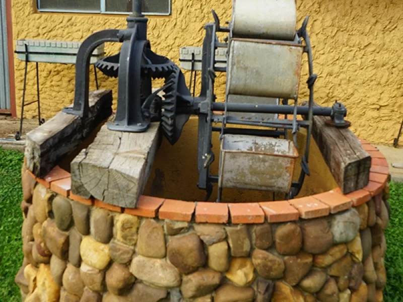 Noria o pozo tradicional de piedra con bomba en La Sobarriba (León)
