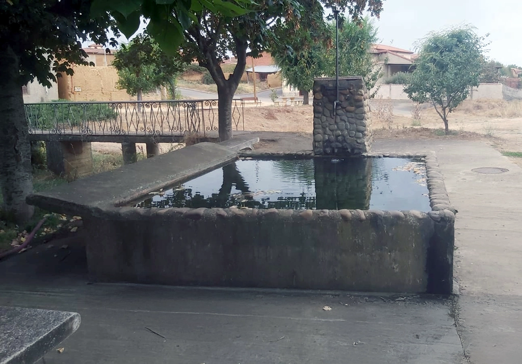 Fotografía de un caño antiguo acompañado de un lavadero en La Sobarriba, León, mostrando la arquitectura tradicional y el patrimonio rural del pueblo